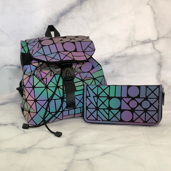 🔥😍 Light Reflective Backpack 😍🔥 - Picture 4 of 9